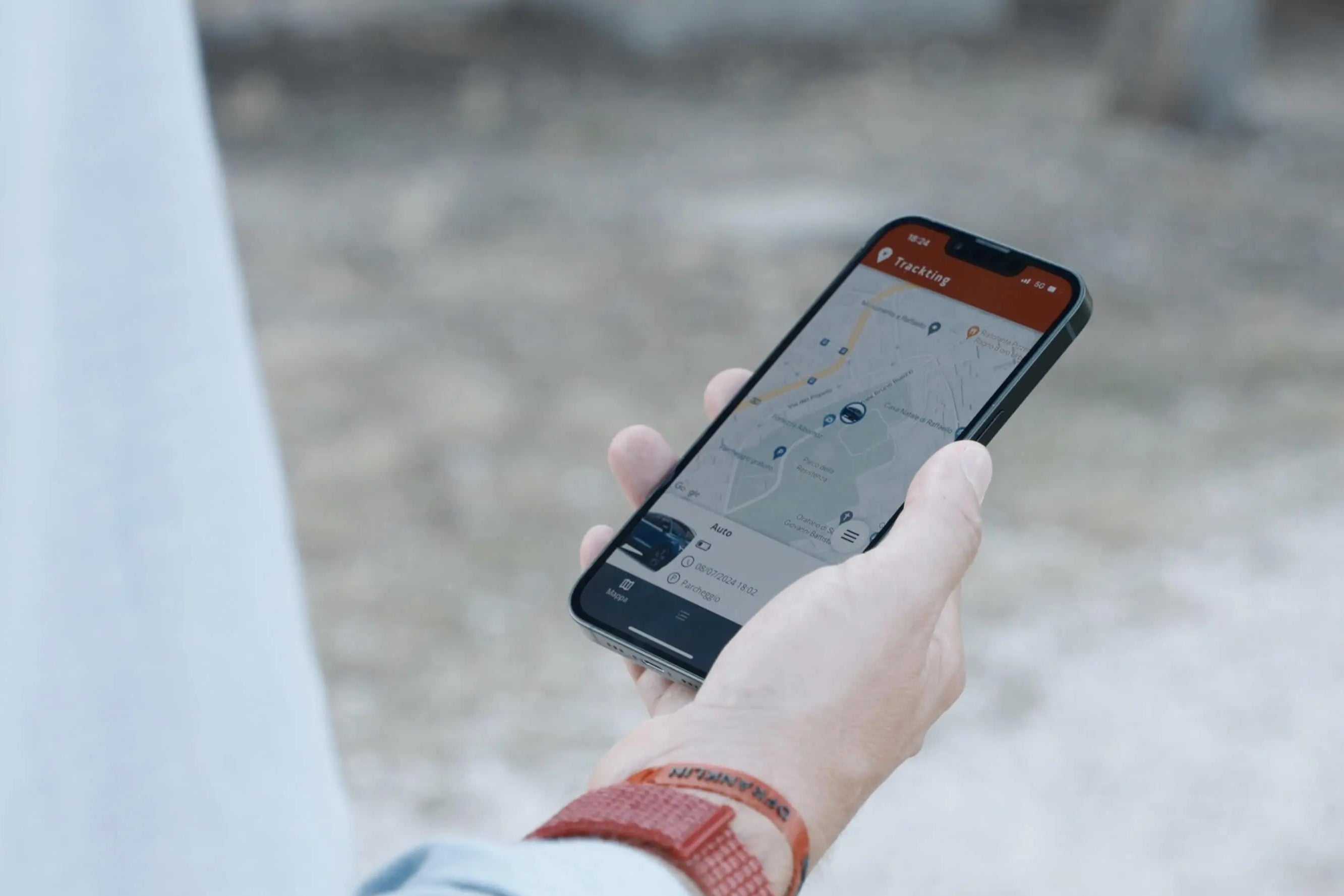 foto di un uomo che utilizza l'app di Trackting antifurto GPS senza canone per tutti i veicoli