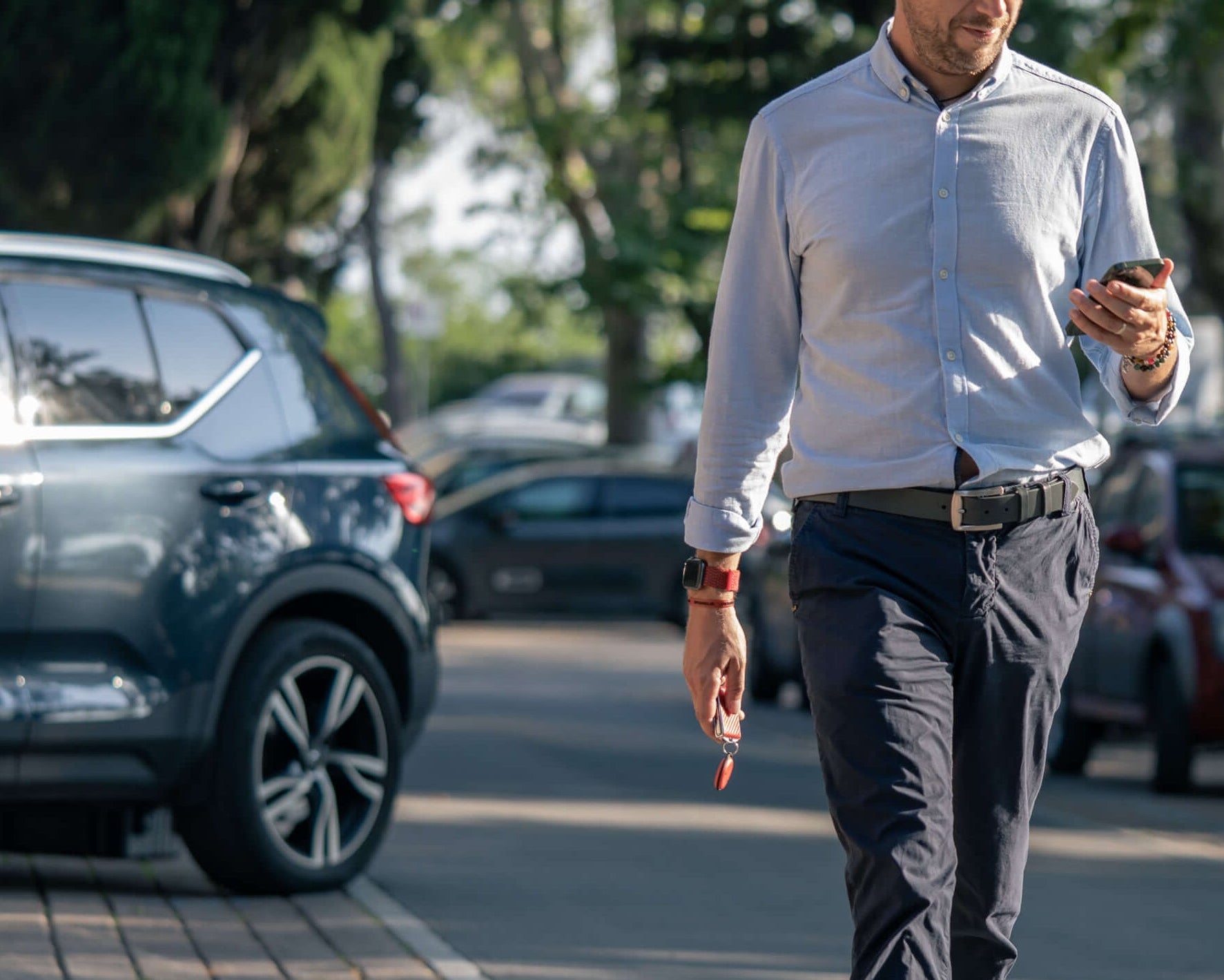 foto di un uomo che ha parcheggiato la sua auto protetta con Trackting SMART antifurto GPS senza canone per tutti i veicoli