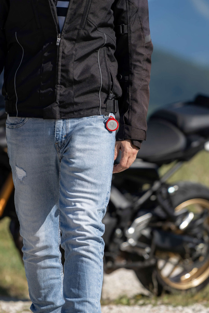 foto motociclista mentre si allontana dalla sua moto protetta da Trackting SMART antifurto GPS senza canone