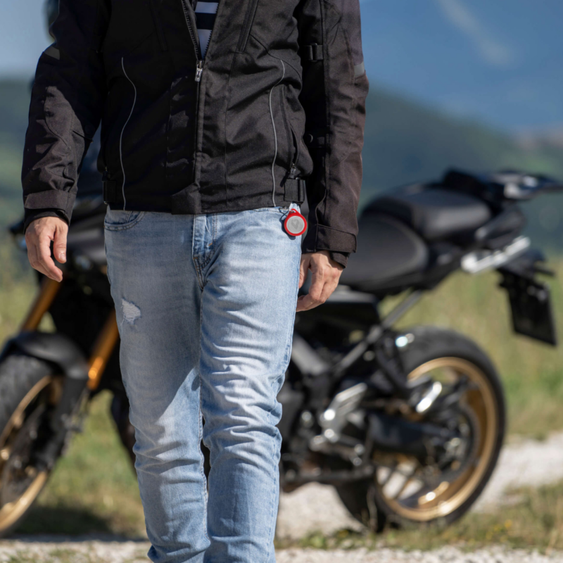 ragazzo davanti a moto 