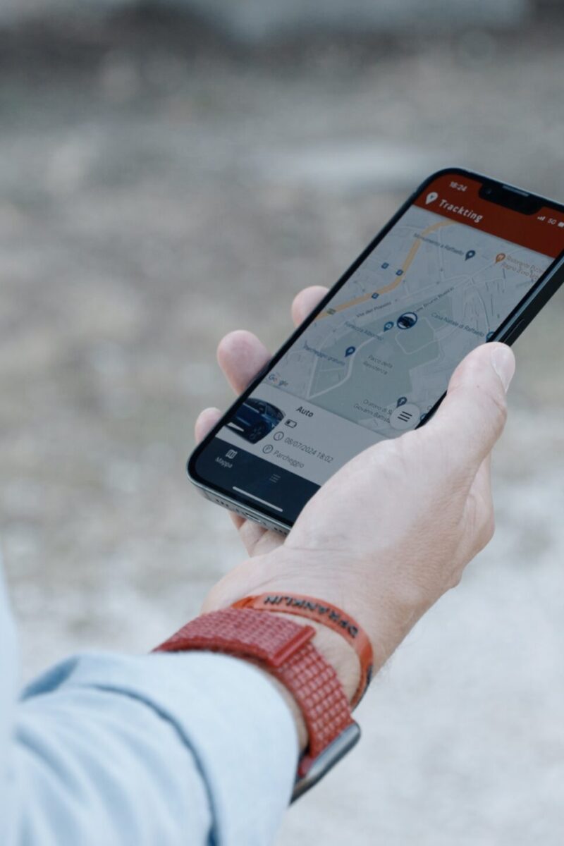 smartphone con app Trackting in mano a un uomo